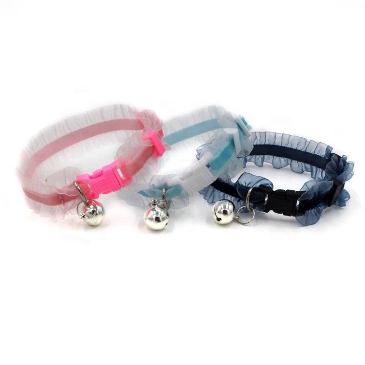Nyaman Mewah Nylon Lace Adjustable Cat Dog Collars dengan Bell