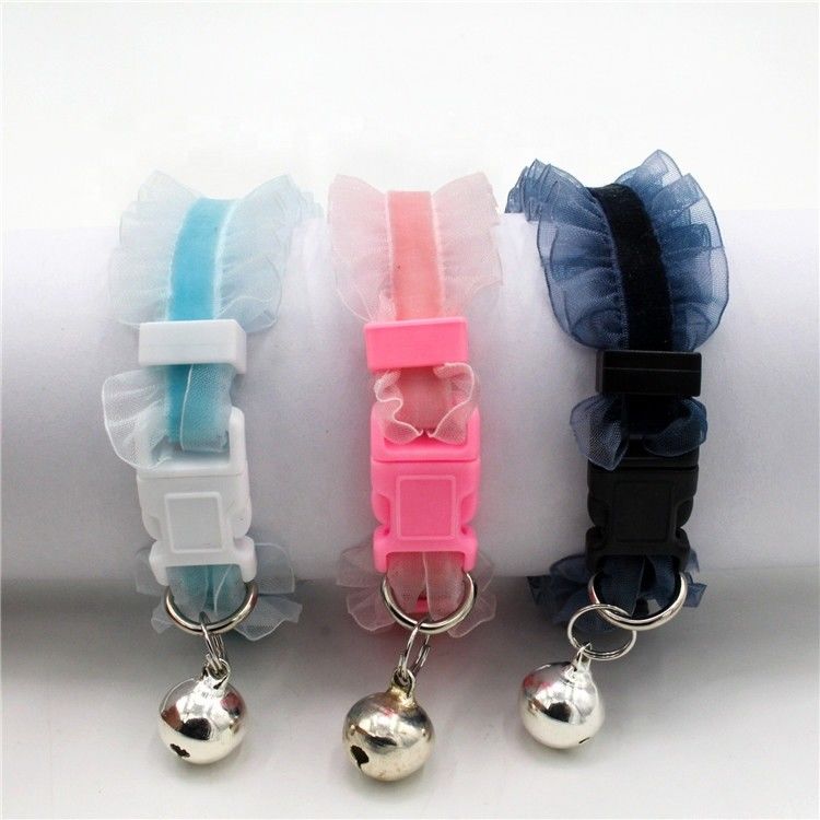 Nyaman Mewah Nylon Lace Adjustable Cat Dog Collars dengan Bell